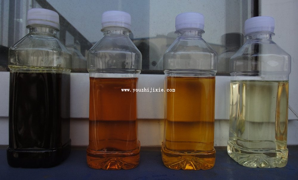 從左到右分別是：毛油、中和油（經過脫膠和脫酸）、脫色油（經過吸附脫色）、精煉油（經過脫臭）