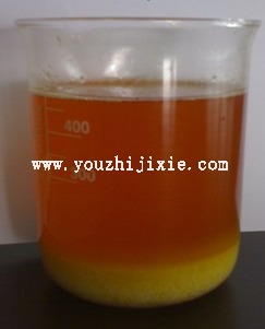 毛油加入磷酸和熱水后，底部黃色的那層是析出來的磷脂
